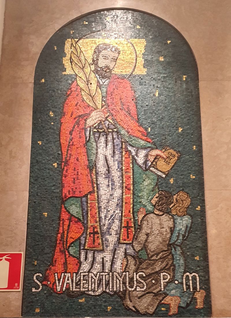 Mosaico de San Valentín con casulla roja, palma de mártir y un libro, ante dos figuras arrodilladas
