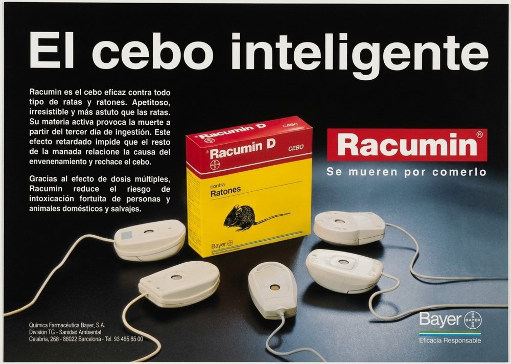 Cartel de Racumin, de Bayer, con el titular «El cebo inteligente»: caja de cebo Racumin D rodeada de ratones de ordenador y el lema «Se mueren por comerlo»